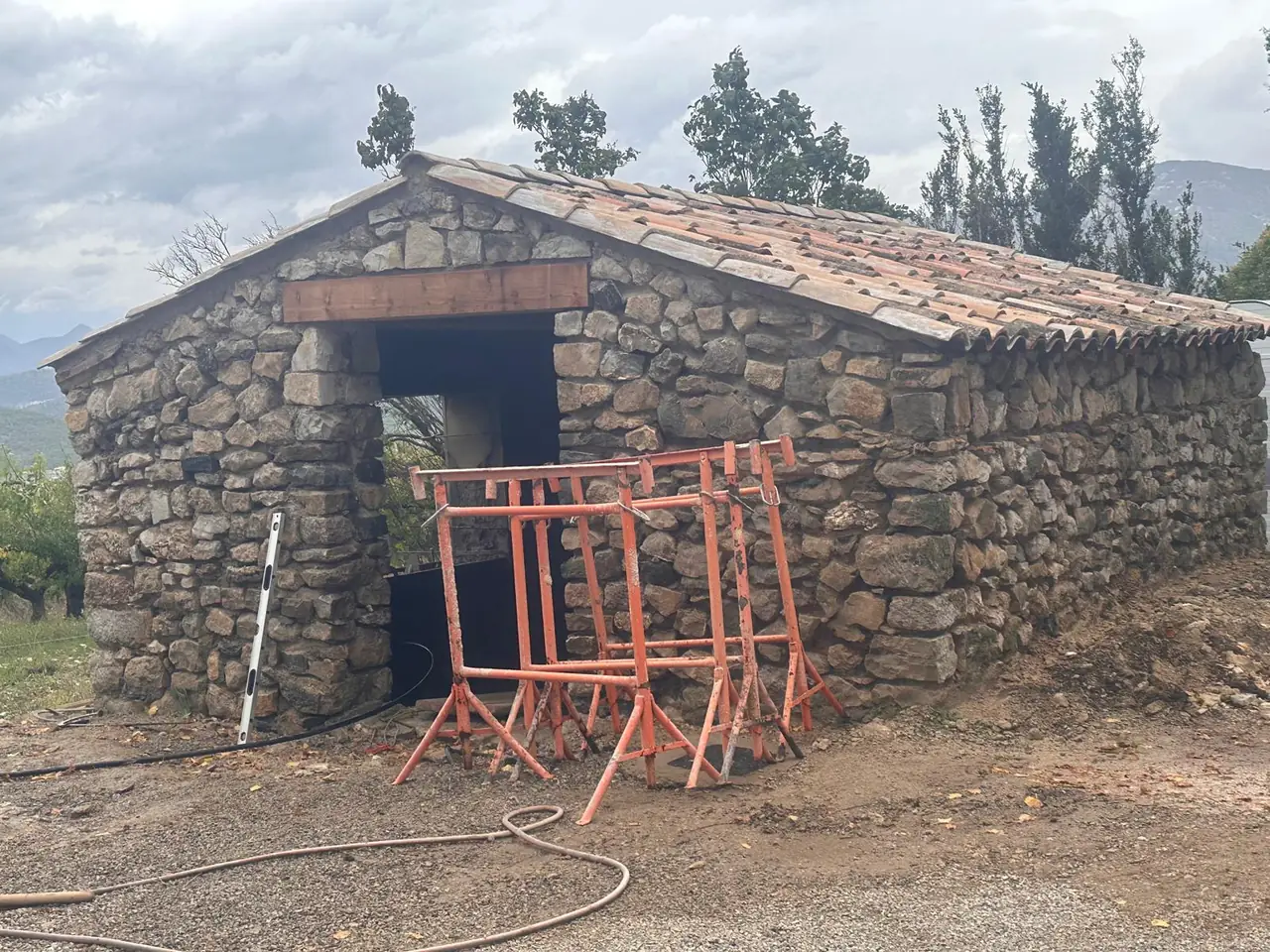 Le même cabanon, toiture en tuiles posée, linteau au-dessus de l’ouverture