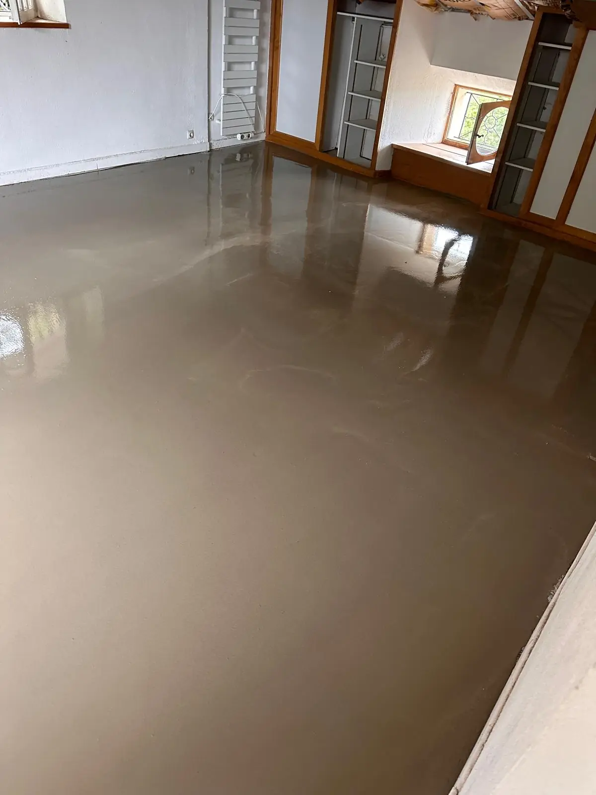 Chape liquide coulée dans une grande pièce, lisse et brillante