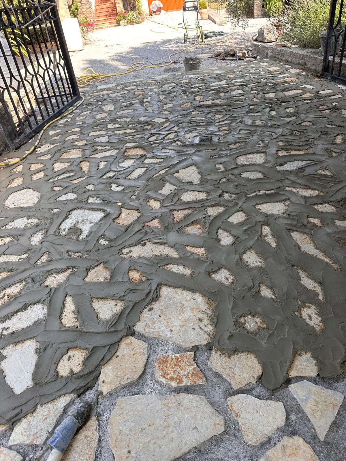 Joints au mortier entre les pierres plates d’une allée, avant nettoyage