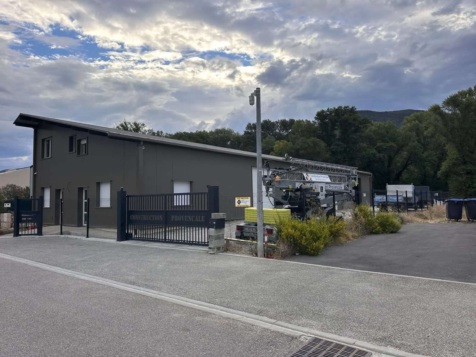 Le bâtiment du dépôt de Construction Provençale, portail au nom de l’entreprise