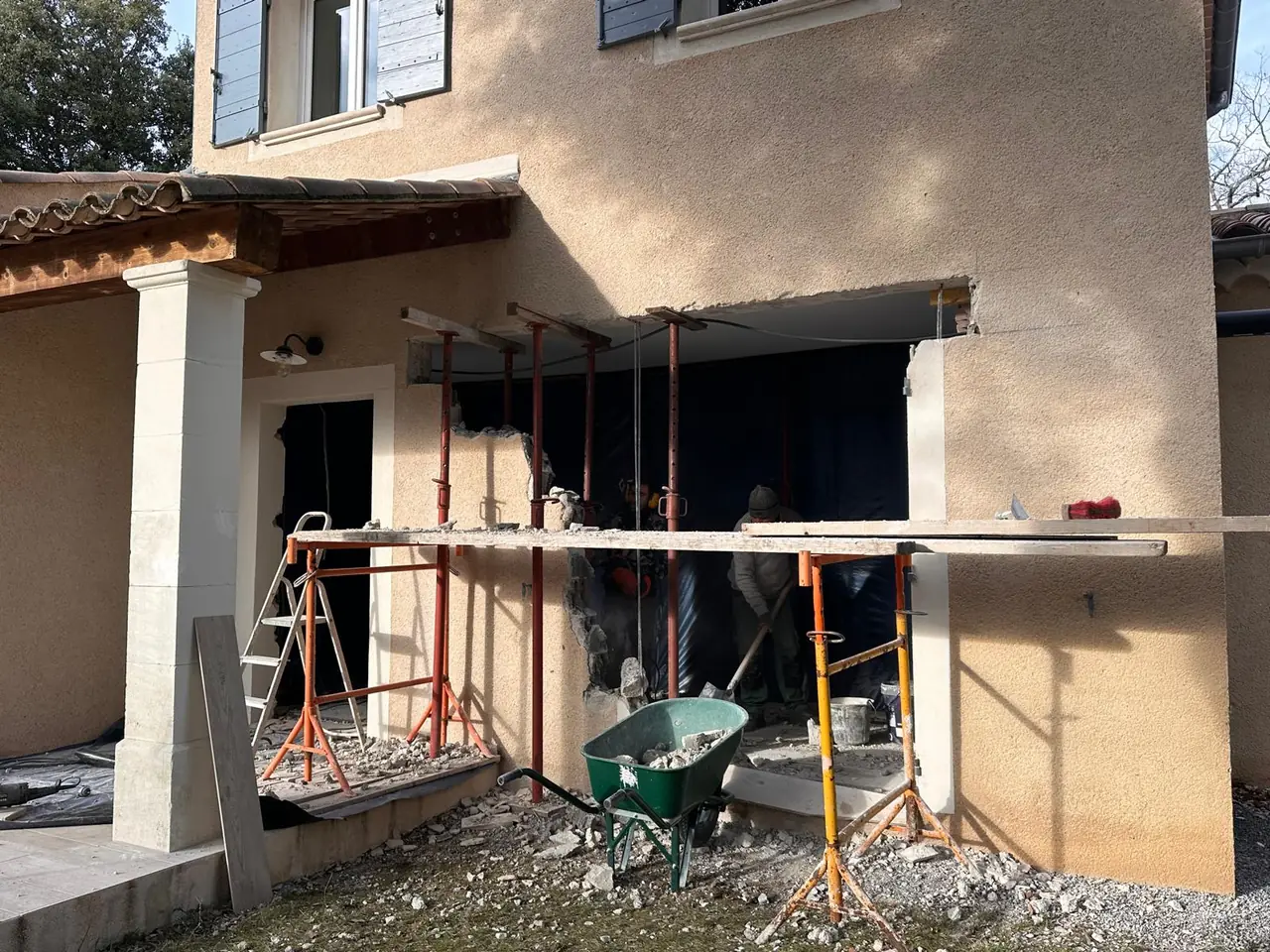 Mur de façade ouvert en grand, étais sous le linteau, échafaudage de pied