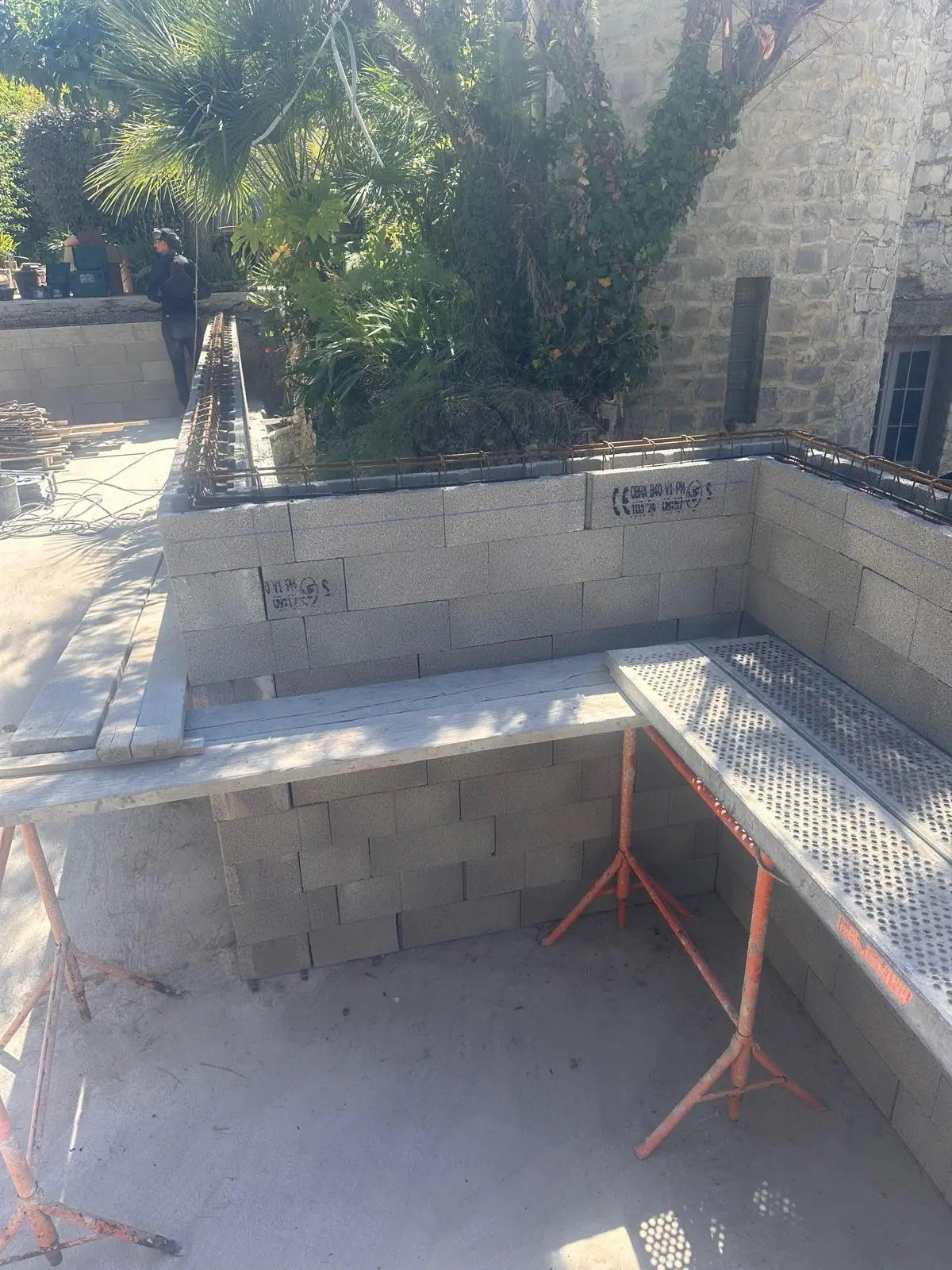 Banquette et marches maçonnées à l’intérieur d’un bassin en blocs