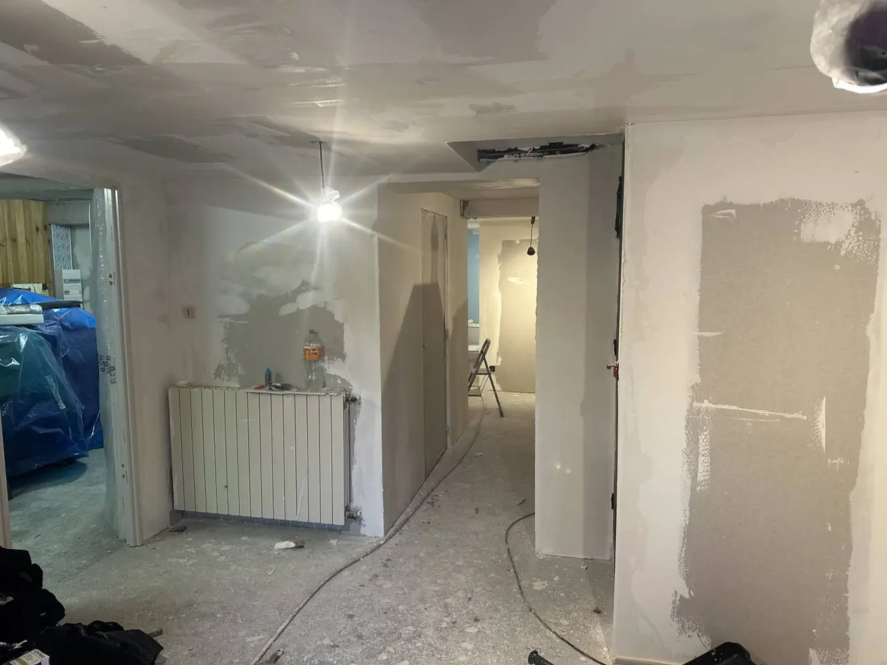 Couloir en plaques de plâtre, bandes à joints, radiateur posé