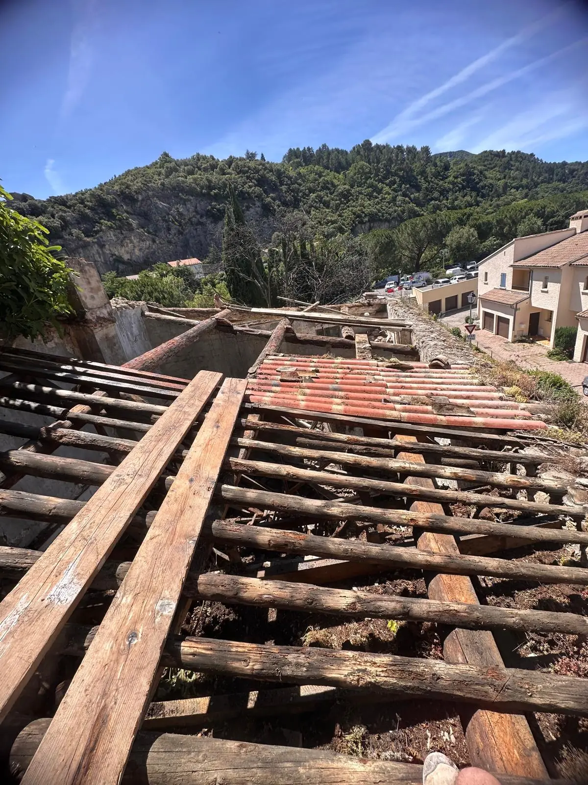 Toiture déposée : chevrons et voliges anciens à nu