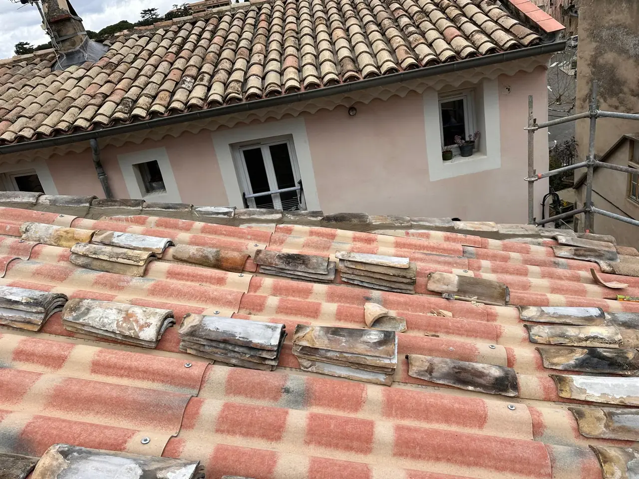 Plaques sous tuiles posées, tuiles anciennes de couvert en attente de pose